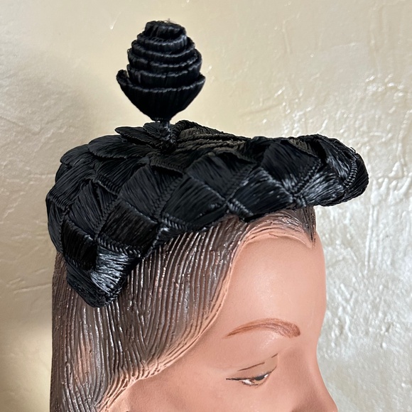DISTINGUISHED 1950s\' BLACK HAT WITH A STRAW \